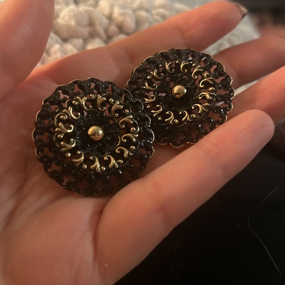 Vintage Avon gold and black filigree clip on earrings - Picture 3 of 4